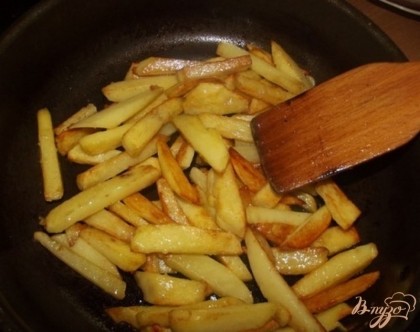 Картофель обжариваем как обычно, на большом количестве растительного масла, в процессе хорошо посолив.