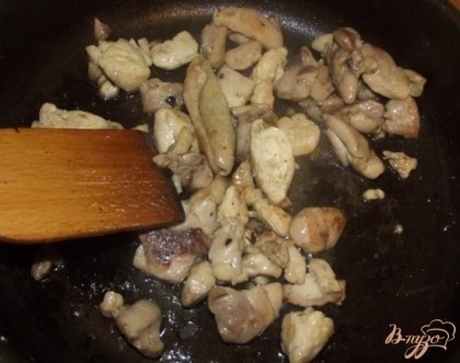 Куриное мясо обжариваем до готовности. В процессе приготовления перчим и солим по вкусу, а также добавляем столовую ложку тимьяна.