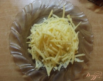 Сыр натираем на крупной терке. Чем больше сыра - тем вкуснее будет ваша домашняя шаурма.