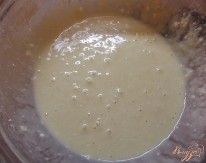 Добавляем яйцо в молоко и взбиваем постепенно подсыпая сахар. После постепенно всыпаем муку постоянно перемешивая. Тесто должно получится однородное и по консистенции как жидкая сметана. Разогрейте сковородку и смажьте ее растительным маслом или растопленным жиром при помощи кисточки или губки. Вылейте немного теста на сковородку, так чтобы оно покрыло ее тонким слоем. Когда появятся небольшие бульбашки, переверните блин. Готовый блин выложите на блюдо и смажьте обильно сливочным маслом или свиным салом (по вкусу, это не принципиально). Таким же образом приготовьте все блины.