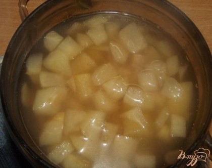 После этого переложите яблоки в мисочку вместе с жидкостью и остудите до слегка теплого состояния.