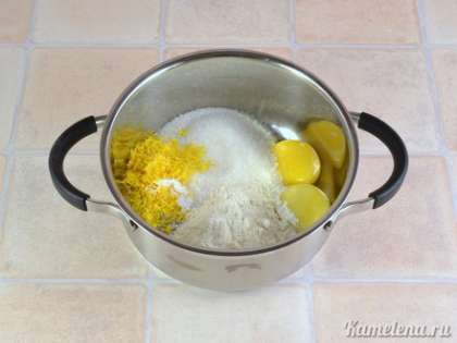 В кастрюльку с толстым дном положить желтки, сахар, муку, лимонную цедру,  ванилин.
