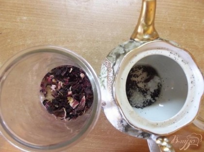 Также для придания чаю более разнообразного вкуса можно добавить в него немного каркаде, поскольку он тоже хорошо сочетается с лавандой.