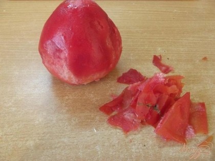 Для начала помидор нужно очистить от шкурки и удалить попку.