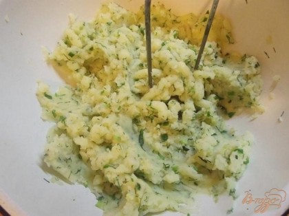 Превратите картофель с зеленью в пюре, посолите по вкусу. Можно, по желанию, добавить немного сливочного масла в начинку.