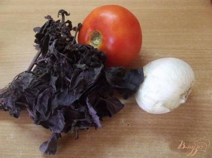 Для салата возьмите мясистые помидоры, салатный лук и фиолетовый базилик.