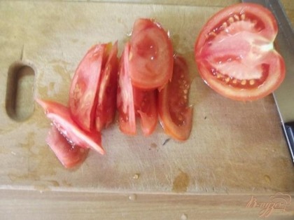 Чтобы салат получился красивым, помидоры нарезайте крупными дольками и сразу же солите.