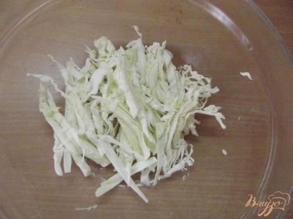 ,Для салата можно использовать как молодую капусту (летом) так и старую (в зимний период). Нарежьте капусту длинной соломкой и слегка подавите.