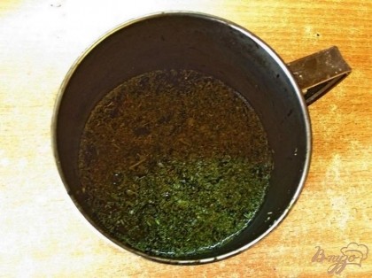 Главное в этом чае - правильно его заварить. Для этого мяту положите отдельно, сразу в стакан. Остальные компоненты положите в кружку и залейте горячей водой. Да, именно горячей, но не кипятком! В противном случае все полезные свойства этого чая будут сведены к минусу.