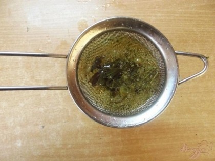 Заваривать травы необходимо около 30 минут предварительно накрыв их крышкой. Дальше следует процедить чай через ситечко в стакан с мятой и можно пить.
