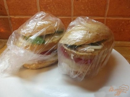 Готовый сэндвич отлично пойдет с кофе или холодным чаем. Если вы хотите взять их на работу, просто заверните их плотно в пакетики для еды, чтобы они не рассыпались.