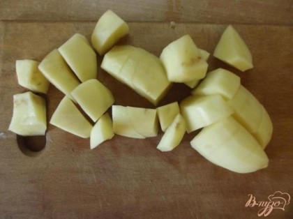 Картофель порежьте крупно, так вкуснее и правильнее для кавказских блюд.