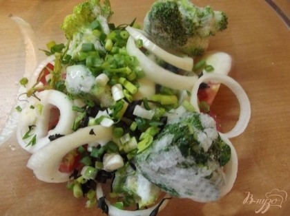 Зеленый лук порежьте колечками как в салат и добавьте к остальным овощам.