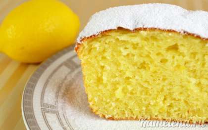 Кусочек творожного кекса с лимоном в разрезе (посыпан сахарной пудрой).