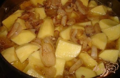 На картофель слой лука с водливкой. Жидкость должна покрыть почти всю картошку.