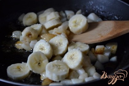 На сковороде растопить сливочное масло и сахар, выложить кусочки груши, затем кружочки банана.Подержать на тихом огне в течении 5 мин. Аккуратно перемешать , так чтобы они покрылись карамелью. Снять с огня.