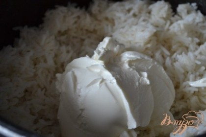 Отварить рис с добавлением молока+вода. Когда он будет готов добавить маскарпоне , сахар и соль по вкусу.