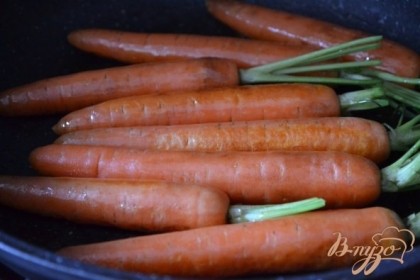 Морковь помыть хорошо щеткой и обсушить полотенцем.На сковороде с оливковым масло по очереди обжарить сначала морковь в течении 5-8 мин. Затем кусочки цукини и репчатый лук (нарезать крупно)