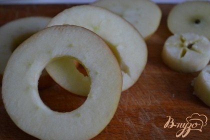 Яблоко нарезать на колечки шириной 1 см. и вынуть середину с семечками.