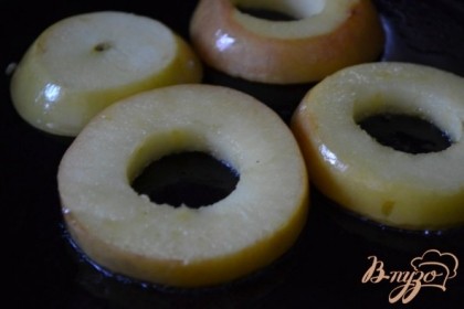 На сковороде с оливковым маслом обжарить колечки яблока в течении 2-3 мин. с каждой строны и под закрытой крышкой. Огонь тихий.