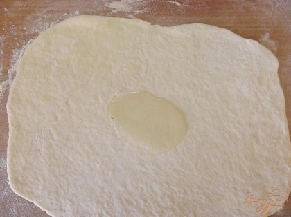 Раскатываем тесто в лист толщиной 1 см. Смазываем лист обильно растительным маслом.