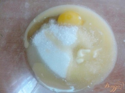 Масло сливочное растопите и слегка остудив влейте к яйцам с сахаром.