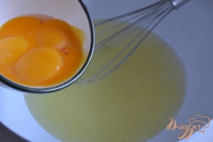 Для лимонного крема: Выжать сок и стереть цедру с двух лимонов, добавить 100 мл. воды, сахар  и крахмал. Хорошо размешать и поставить на тихий огонь. Дать массе загустеть.Затем ввести желтки и быстро размешать.