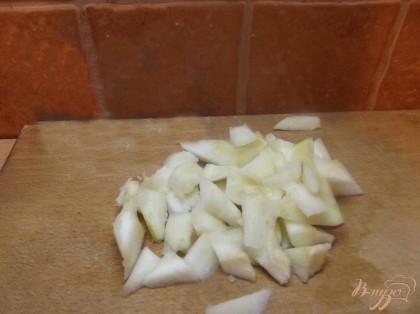 Для приготовления этих оладий вам понадобиться мягкая, сладкая груша. Ее необходимо очистить и нарезать мелкими кубиками размером примерно в сантиметр.
