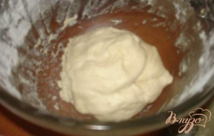 Приготовим безопарное дрожжевое тесто. Для этого, подогрейте молоко до температуры 40 градусов. Добавьте щипку соли и сахара. Ввести чайную ложку дрожжей. Размешать и оставить на 5 минут. После размешать дрожжи и сахар до полного растворения в молоке. Ввести просеянную муку. Замесить тесто. Когда мука полностью вберет в себя влагу ввести масло оливковое. Снова замесить и поставить тесто подходить, накрыв предварительно пленкой миску.
