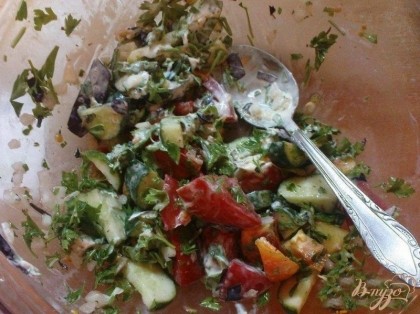 Заправляем салат соусом, состоящим из смешанных в равных пропорциях сметаны и оливкового масла. Благодаря сметане салат не будет таким "жгучим".