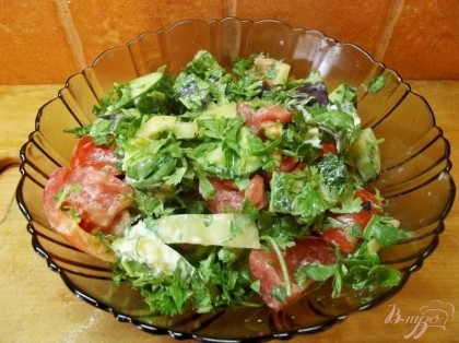 Готово! Самый вкусный такой салат из молодой кинзы. Он заменяет летом гарниры и прекрасно сочетается с любым мясным блюдом. Кушайте на здоровье!=)