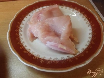 Сначала отварите куриное филе в пресной воде, после чего остудите, а лучше - охладите на нижней полке холодильника.