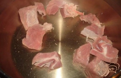 Мясо говядины порезать кусочками 3-3 см. Опустить в кастрюлю на 3 литра, залить 2 литрами воды. Поставить на плиту и варить на среднем огне без соли около 1 часа, пока мясо не станет мягким. Когда необходимо снимать с поверхности супа пенку от мяса.