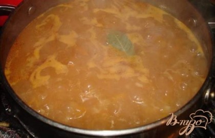 Вынять готовое мясо. Нарезать его меленько и снова вернуть в кастрюлю. Бульон процедить. На сковороде с растительным маслом обжарить рубленный меленько кубиком лук, после добавить тертую на терке морковь( можно и порезать кто любит). К пассированным овощам добавить томатный сок или томатную пасту и  немного воды. Тушить до загустения. В кастрюлю для варки супа вернуть бульон, мясо, добавить картофель и промытый рис. Картофель очистить и порезать кубиком как на суп. Варить минут 20. После добавить пассированные овощи. Добавить лавровый лист, специи к Харчо по вкусу, соль( мы еще суп не солили) и я добавила немного сахара.