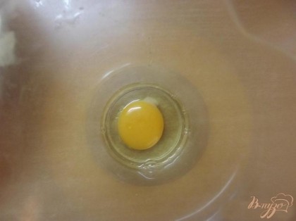 В длинную глубокую утварь вбиваем одно среднего размера куриное яйцо. Лучше конечно же использовать яйца домашние - вкус будет абсолютно другим!