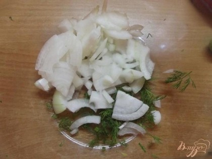 Для начала тонкими не крупными ломтиками нарежьте салатный лук. Лучше брать не крупный, молодой лучок, который не будет слишком жечь. Также покрошите укроп (или другую зелень на ваш вкус).