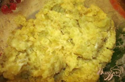  Приготовьте картофель. Картофель вымыть, отварить в мундире до готовности. Очистить. Натереть картофель на крупной терке. К натертому картофелю добавить соль по вкусу и 3 ст. ложки муки( без горки). Перемешать до однородности.