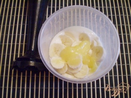 В чаше для взбивания складываем такие продукты: порезанный банан, йогурт, мед. Пюрируем.