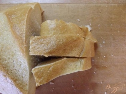 Нарезать хлеб на крутоны необходимо толщиной не менее 1,5 см.