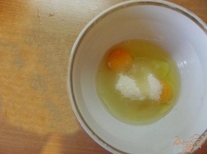 Дальше добавьте к ним сахар. При помощи ложки хорошенько перетрите яйца с сахаром в пенистую массу.