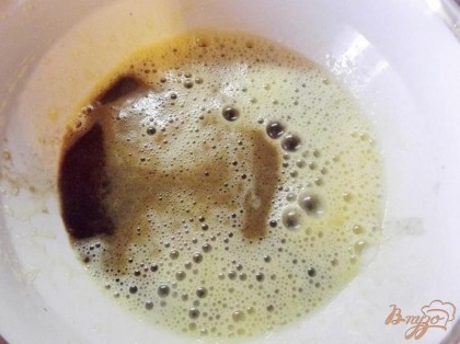 Отварите крепкий черный кофе, процедите его и после остывания до комнатной температуры влейте его в яйца с сахаром и при помощи миксера доведите до однородности.
