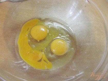Для начала в глубокую миску вбейте куриные яйца.