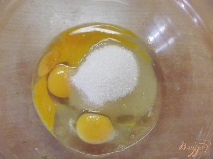 Всыпьте сразу всю порцию сахара к яйцам. Положите ваниль или ванильный сахар. Взбейте массу миксером до однородности.