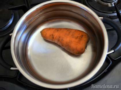 Морковь отварить в течение 30-40 минут до готовности, остудить.