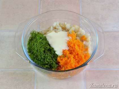 В салатник положить рыбу, морковь, укроп, майонез, посолить, перемешать. Поставить в холодильник на 1-2 часа для пропитки.