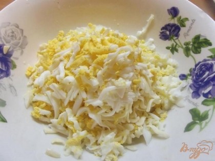 Растапливается столовая ложка сливочного масла и вливается после остывания к сырку. Яйца натираем на мелкой терке. При необходимости (зависит от сырка и майонеза) солим.