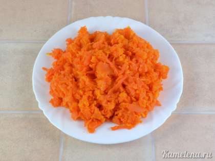 Морковь почистить, натереть на средней терке.