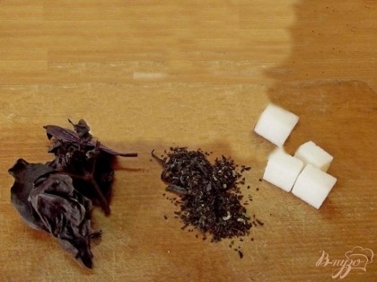 Для его приготовления вам понадобится вам всего ничего: черный чай, лучше крупно листовой, базилик - обязательно фиолетовый (зеленый базилик имеет совершенно другой вкус и в черном чае он совсем не уместен!) и сахар, лучше тростниковый (коричневый).