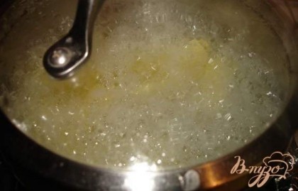 Картофель очистить и отварить в подсоленной воде.  После варки воду слить.