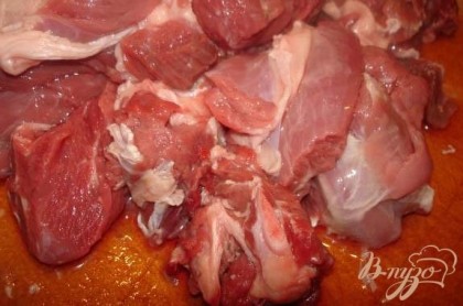 Остывший картофель, порезанное на кусочки. Мясо пропустить через мясорубку 2 раза. При втором перекручивании я добавила кинзу и грецкий орех.
